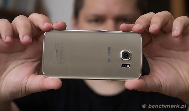 Samsung S6 Edge dłonie fotografowanie tył