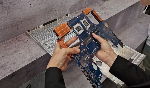 ASUS REDEFINE 2019 ROG - spasowywanie elementów  ASUS Mothership