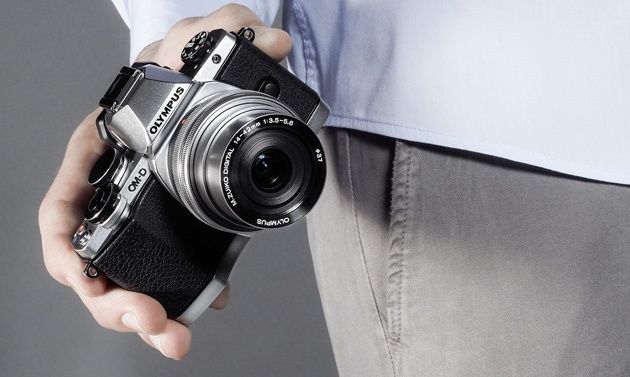 Olympus OM-D E-M10 dłoń