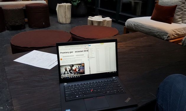 Lenovo ThinkPad T480s - w kawiarni w Paryżu