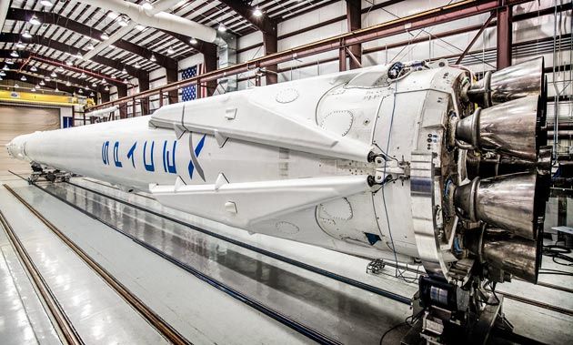 Falcon 9 rakieta w hangarze SpaceX