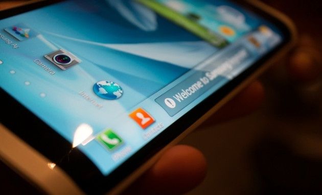 Samsung smartfon zawinięty ekran