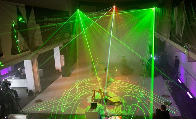 Światło laserów występ