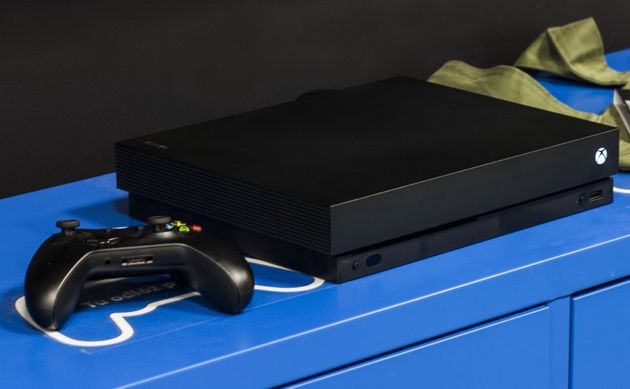 Xbox One X z gamepadem