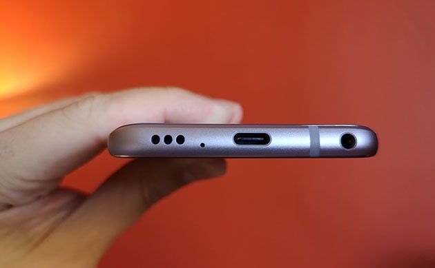 LG Q7 - wyjście słuchawkowe 3,5 mm