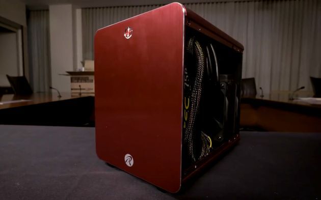 Komputer z kartą graficzną AMD Radeon R9 Nano