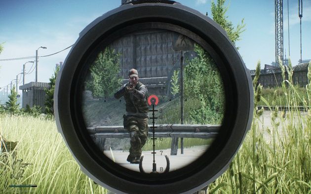 Escape from Tarkov - szarżujący żołnierz