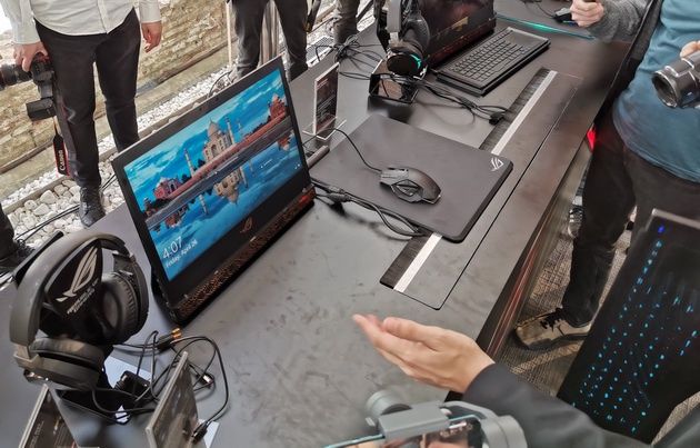 ASUS REDEFINE 2019 ROG - Mothership z odłączoną klawiaturą