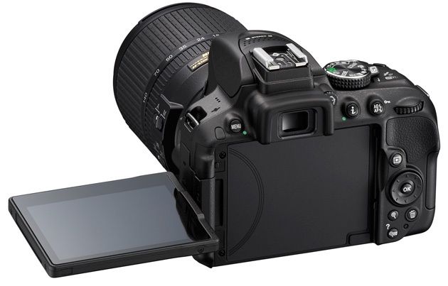 Nikon D5300 widok bok ekran LCD odchylony
