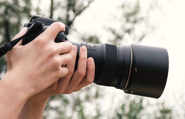 Nikkor 300 mm fotografowanie dłonie