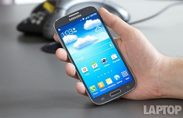 Samsung Galaxy S4 smartfon dłoń