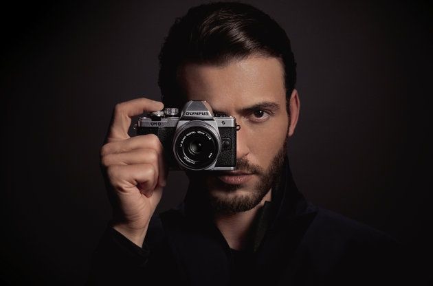 Olympus OM-D E-M10 Mark II dłonie