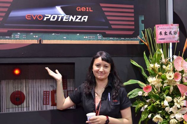 GeIL EVO Potenza pamięci prezentacja Computex 2013 hostessa zdjęcie