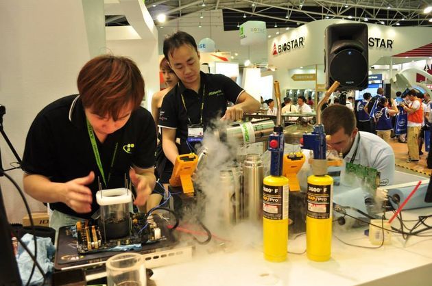 ASRock Computex 2013 rekord podkręcania pamięci Team Group DDR3 4280 MHz zdjęcie