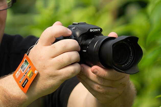 Sony A3000 dłonie widok