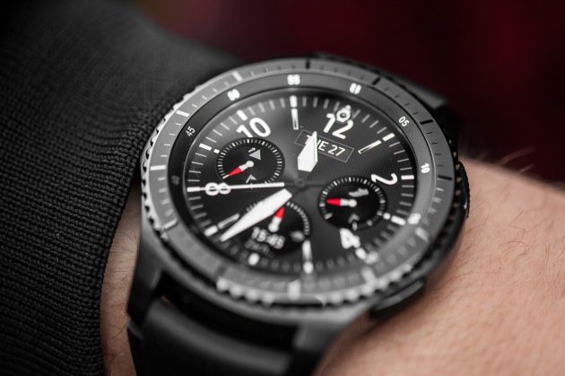 Samsung Gear S3 frontier na ręce pod kątem