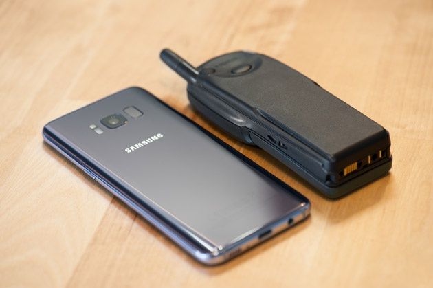 Galaxy S8 i Nokia 7110 - tył