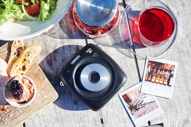Fujifilm instax SQ10 przód stół