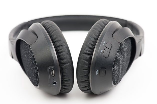 MEE Audio Matrix 3 - przyciski i złącza