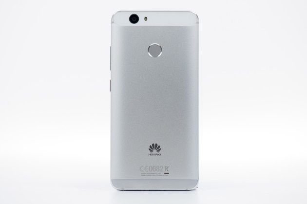 Huawei Nova - tył