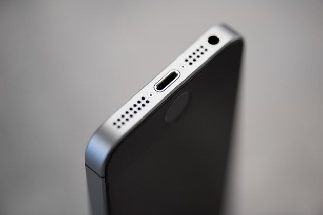 iPhone SE - wyjście słuchawkowe 3,5 mm