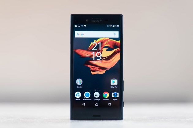 Sony Xperia X Compact  przód z włączonym ekranem