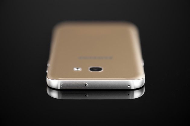 Samsung Galaxy A5 2017 - góra obudowy - slot microSD