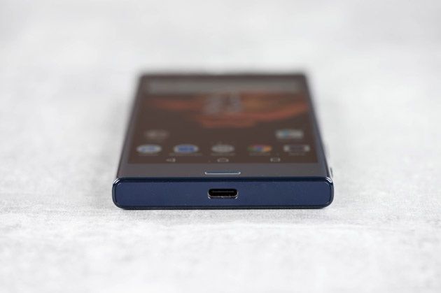 Sony Xperia X Compact port USB C