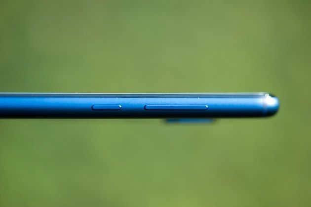 Mate 10 Lite - przycisk zasilania i regulacja głośności