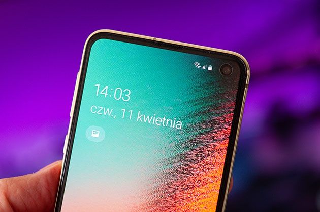 Galaxy S10e - aparat w ekranie
