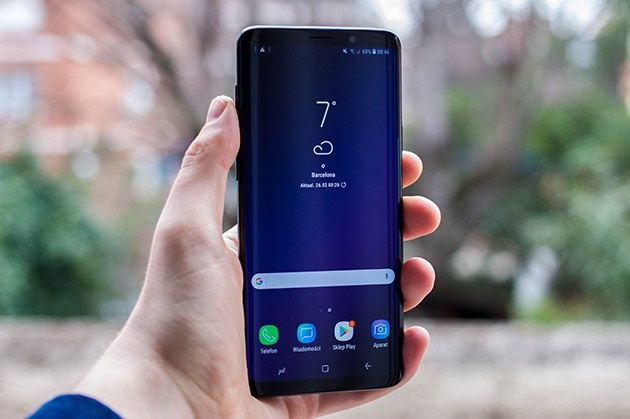 Samsung Galaxy S9+ w ręce