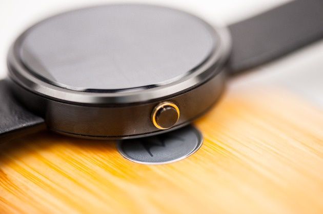 Motorola Moto 360 - przycisk zasilania