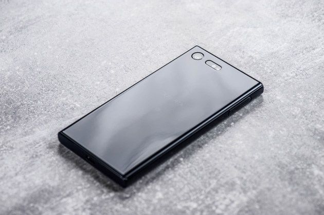 Sony Xperia X Compact pod kątem