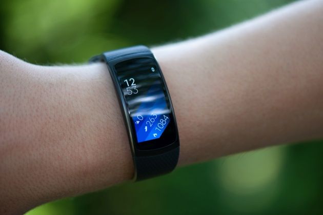 Samsung Gear Fit 2 na ręce