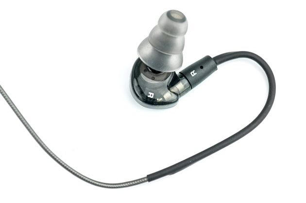 MEE Audio M6 Pro z podłączonym przewodem