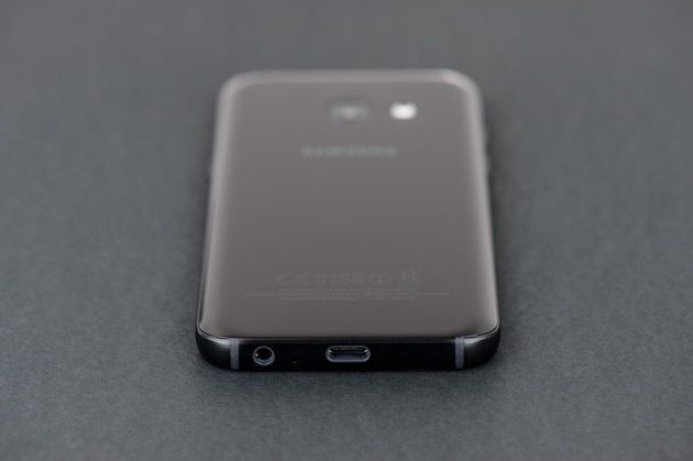 Samsung Galaxy A3 2017 - dół