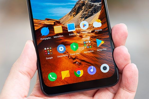 Pocophone F1 - przód