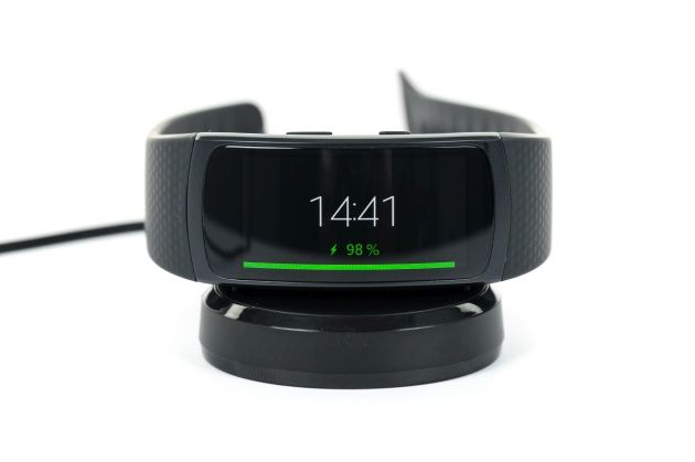 Samsung Gear Fit 2 na podstawce ładującej
