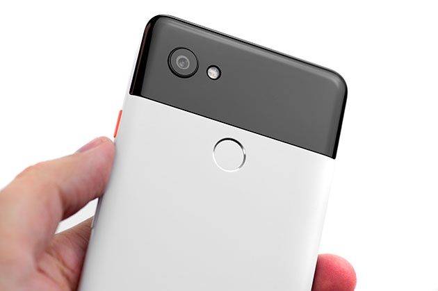 Google Pixel 2 XL - w dłoni