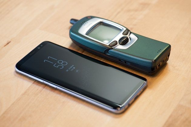 Samsung Galaxy S8 vs Nokia 7110 - który lepszy?