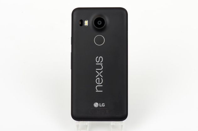 LG Nexus 5X smartfon tył