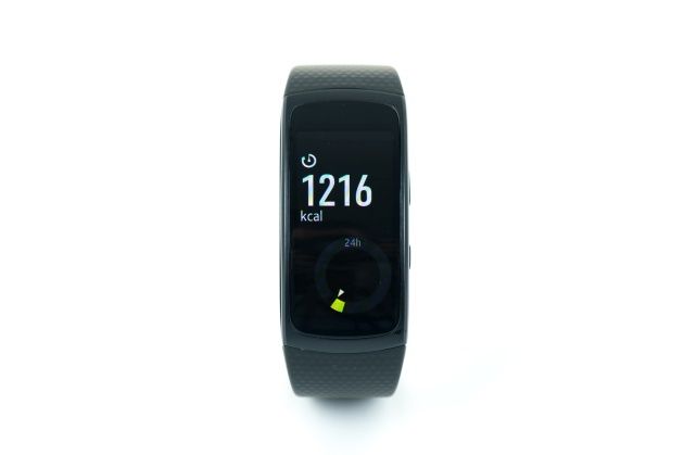 Samsung Gear Fit 2 na ręce krokomierz