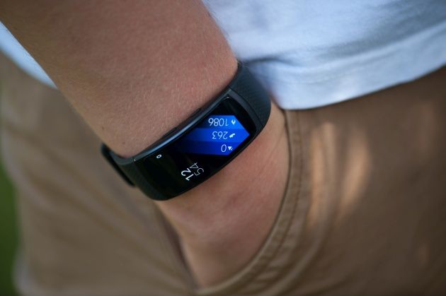 Samsung Gear Fit 2 na ręce