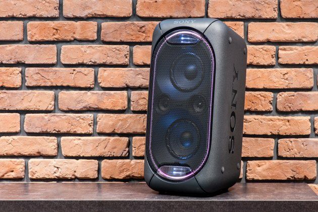 Sony GTK-XB60 na tle cegieł