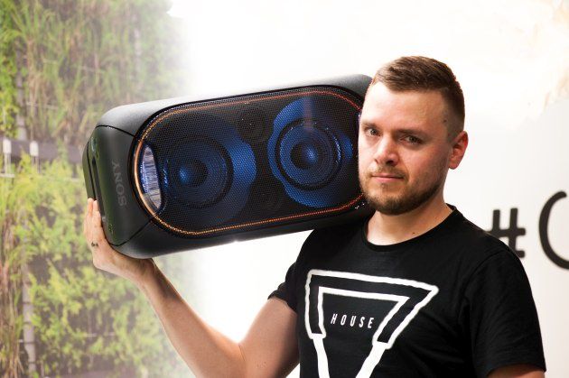Sony GTK-XB60 na ramieniu