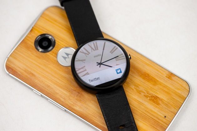 Motorola Moto 360 na tle Motoroli Moto X 2014