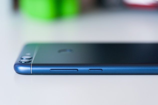 Huawei P Smart prawy bok
