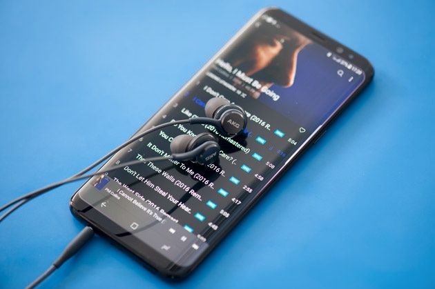 Samsung Galaxy S8plus ze słuchawkami AKG