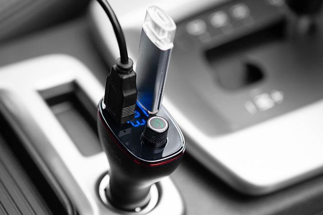 nadajnik FM z ładowarką USB do samochodu
