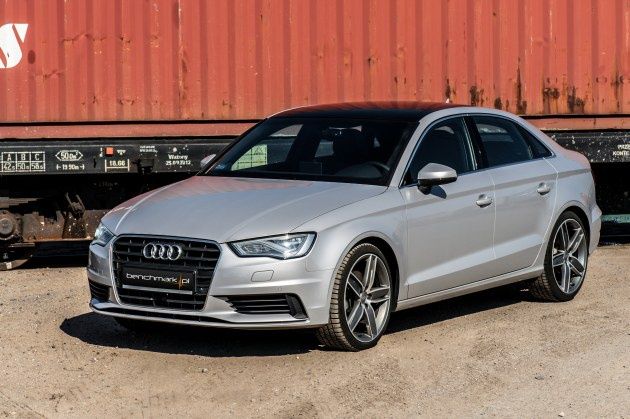 Audi A3 Limousine na tle pociągu